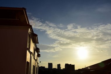 Güzel gökyüzü, günbatımında güzel altın bulutlar.