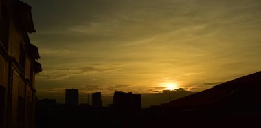 Güzel gökyüzü, günbatımında güzel altın bulutlar.