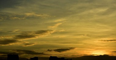 Büyük şehir bloğu ile gün batımı. Büyük şehir bloğu ile gündoğumu. Bangkok şehir üzerinde güzel gündoğumu.