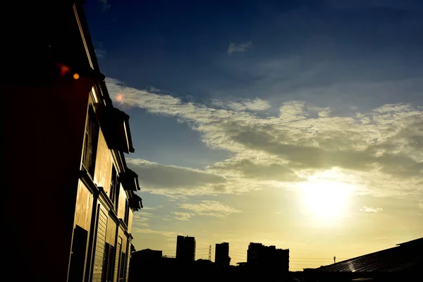 Schöner Himmel Schöne Goldene Wolken Sonnenuntergang — Stockfoto