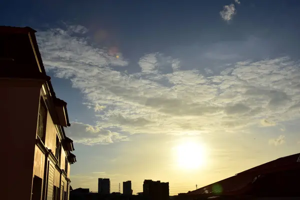 Schöner Himmel Schöne Goldene Wolken Sonnenuntergang — Stockfoto