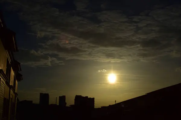 Hermoso Cielo Hermosas Nubes Doradas Puesta Del Sol — Foto de Stock