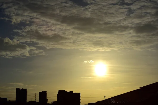 Céu Bonito Nuvens Douradas Bonitas Por Sol — Fotografia de Stock