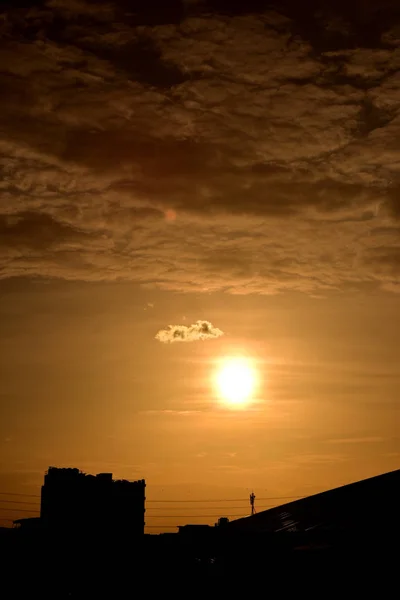 Όμορφη Χρυσή Όμορφο Ουρανό Σύννεφα Στο Ηλιοβασίλεμα — Φωτογραφία Αρχείου
