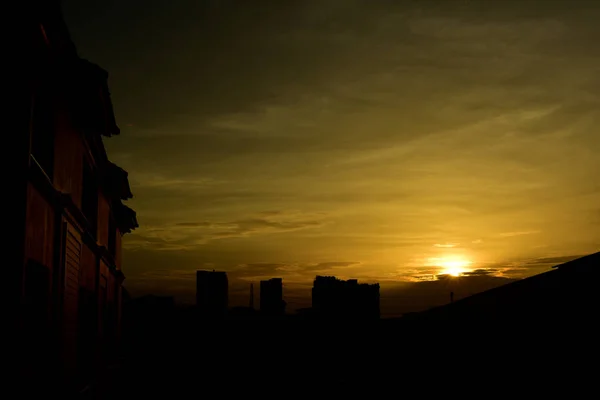 Sonnenuntergang Mit Großstadtblock Sonnenaufgang Mit Großstadtblock Schöner Sonnenaufgang Über Bangkoks — Stockfoto