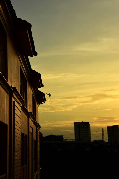 Sonnenuntergang Mit Großstadtblock Sonnenaufgang Mit Großstadtblock Schöner Sonnenaufgang Über Bangkoks — Stockfoto