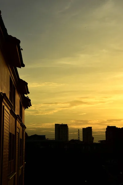 日落与大城市街区 日出与大城市街区 美丽的日出在曼谷城市 — 图库照片