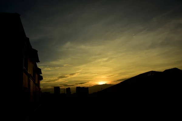 Sonnenuntergang Mit Großstadtblock Sonnenaufgang Mit Großstadtblock Schöner Sonnenaufgang Über Bangkoks — Stockfoto