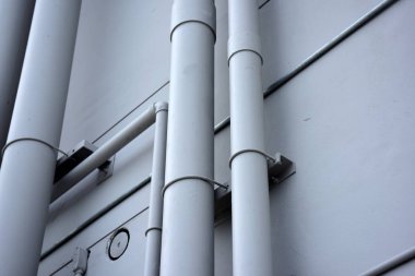 Yapı sistemleri ve boru sistemleri modern binalarda. Çelik çerçeve kapalı bir otopark oluşturmak için tasarlanmıştır. Fotoğraf bir yapının şehirdeki. Bangkok şehir üzerinde güzel gündoğumu.