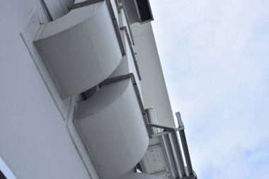 Yapı sistemleri ve boru sistemleri modern binalarda. Çelik çerçeve kapalı bir otopark oluşturmak için tasarlanmıştır. Fotoğraf bir yapının şehirdeki. Bangkok şehir üzerinde güzel gündoğumu.