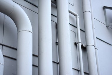 Yapı sistemleri ve boru sistemleri modern binalarda. Çelik çerçeve kapalı bir otopark oluşturmak için tasarlanmıştır. Fotoğraf bir yapının şehirdeki. Bangkok şehir üzerinde güzel gündoğumu.