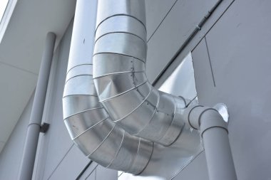 Yapı sistemleri ve boru sistemleri modern binalarda. Çelik çerçeve kapalı bir otopark oluşturmak için tasarlanmıştır. Fotoğraf bir yapının şehirdeki. Bangkok şehir üzerinde güzel gündoğumu.