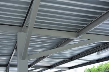 Yapı sistemleri ve boru sistemleri modern binalarda. Çelik çerçeve kapalı bir otopark oluşturmak için tasarlanmıştır. Fotoğraf bir yapının şehirdeki. Bangkok şehir üzerinde güzel gündoğumu.