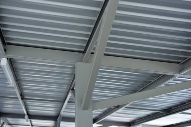 Yapı sistemleri ve boru sistemleri modern binalarda. Çelik çerçeve kapalı bir otopark oluşturmak için tasarlanmıştır. Fotoğraf bir yapının şehirdeki. Bangkok şehir üzerinde güzel gündoğumu.