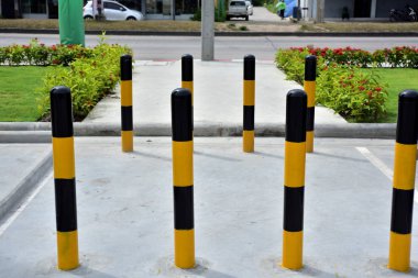 gündüz şehirde yol bariyerleri