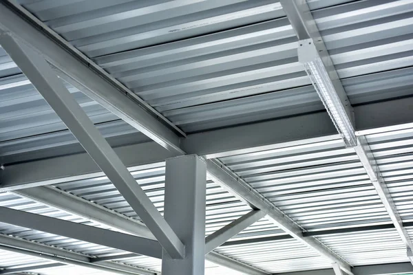 Yapı sistemleri ve boru sistemleri modern binalarda. Çelik çerçeve kapalı bir otopark oluşturmak için tasarlanmıştır. Fotoğraf bir yapının şehirdeki. Bangkok şehir üzerinde güzel gündoğumu.