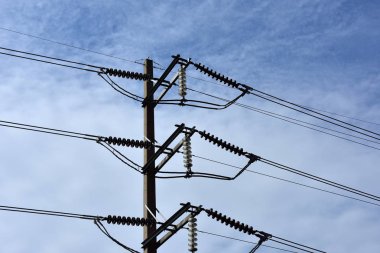 Yüksek gerilim iletim line.high gerilim kutup güç iletim sistemi ile gökyüzü arka plan görüntüsü. Yüksek gerilim kule mavi gökyüzüne 