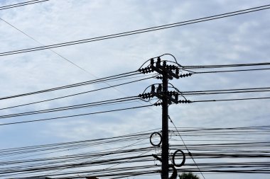 Yüksek gerilim iletim line.high gerilim kutup güç iletim sistemi ile gökyüzü arka plan görüntüsü. Yüksek gerilim kule mavi gökyüzüne 