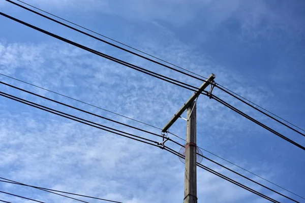 高压输电线路 具有天空背景图像的高压极输电系统 蓝天高压塔 — 图库照片