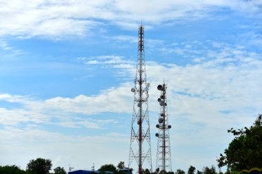 Kablosuz iletişim anteni ile parlak gökyüzü. Telekomünikasyon kule mavi gökyüzü ile antenler ile.