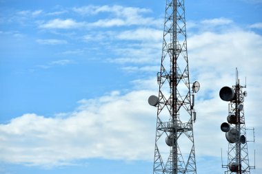 Mikrodalga sistem. Kablosuz iletişim anteni ile parlak gökyüzü. Telekomünikasyon kule mavi gökyüzü ile antenler ile.