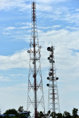 Mikrodalga sistem. Kablosuz iletişim anteni ile parlak gökyüzü. Telekomünikasyon kule mavi gökyüzü ile antenler ile.