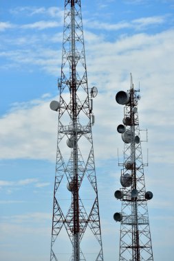 Kablosuz iletişim anteni ile parlak gökyüzü. Telekomünikasyon kule mavi gökyüzü ile antenler ile.