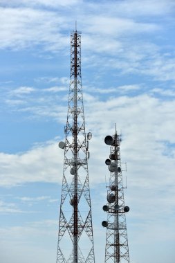 Mikrodalga sistem. Kablosuz iletişim anteni ile parlak gökyüzü. Telekomünikasyon kule mavi gökyüzü ile antenler ile.