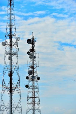 Kablosuz iletişim anteni ile parlak gökyüzü. Telekomünikasyon kule mavi gökyüzü ile antenler ile.