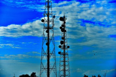 Mikrodalga sistem. Kablosuz iletişim anteni ile parlak gökyüzü. Telekomünikasyon kule mavi gökyüzü ile antenler ile.