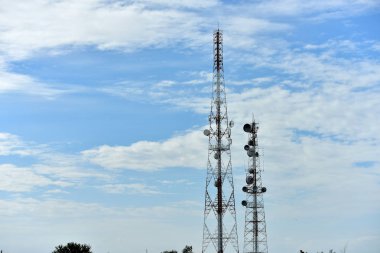 Mikrodalga sistem. Kablosuz iletişim anteni ile parlak gökyüzü. Telekomünikasyon kule mavi gökyüzü ile antenler ile.