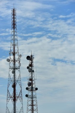 Kablosuz iletişim anteni ile parlak gökyüzü. Telekomünikasyon kule mavi gökyüzü ile antenler ile.