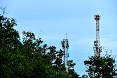 Kablosuz iletişim anteni ile parlak gökyüzü. Telekomünikasyon kule mavi gökyüzü ile antenler ile.