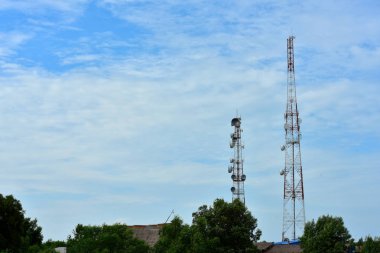 Kablosuz iletişim anteni ile parlak gökyüzü. Telekomünikasyon kule mavi gökyüzü ile antenler ile.