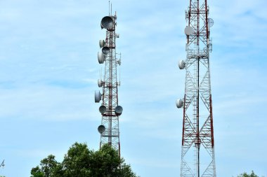 Mikrodalga sistem. Kablosuz iletişim anteni ile parlak gökyüzü. Telekomünikasyon kule mavi gökyüzü ile antenler ile.