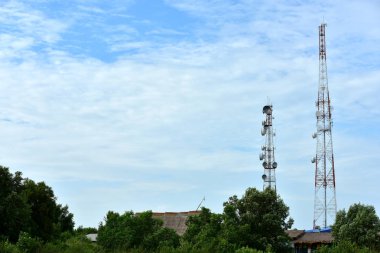 Mikrodalga sistem. Kablosuz iletişim anteni ile parlak gökyüzü. Telekomünikasyon kule mavi gökyüzü ile antenler ile.