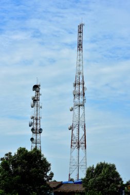 Mikrodalga sistem. Kablosuz iletişim anteni ile parlak gökyüzü. Telekomünikasyon kule mavi gökyüzü ile antenler ile.