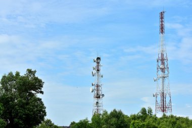 Kablosuz iletişim anteni ile parlak gökyüzü. Telekomünikasyon kule mavi gökyüzü ile antenler ile.