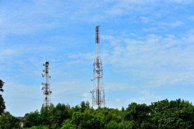 Kablosuz iletişim anteni ile parlak gökyüzü. Telekomünikasyon kule mavi gökyüzü ile antenler ile.