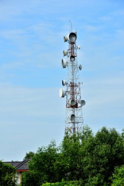 Kablosuz iletişim anteni ile parlak gökyüzü. Telekomünikasyon kule mavi gökyüzü ile antenler ile.