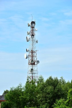 Kablosuz iletişim anteni ile parlak gökyüzü. Telekomünikasyon kule mavi gökyüzü ile antenler ile.