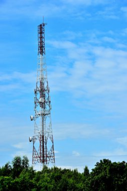 Kablosuz iletişim anteni ile parlak gökyüzü. Telekomünikasyon kule mavi gökyüzü ile antenler ile.