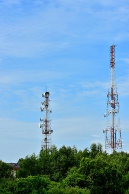 Kablosuz iletişim anteni ile parlak gökyüzü. Telekomünikasyon kule mavi gökyüzü ile antenler ile.