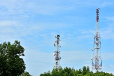 Kablosuz iletişim anteni ile parlak gökyüzü. Telekomünikasyon kule mavi gökyüzü ile antenler ile.