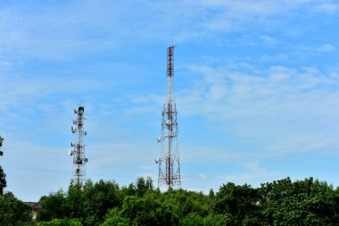Kablosuz iletişim anteni ile parlak gökyüzü. Telekomünikasyon kule mavi gökyüzü ile antenler ile.