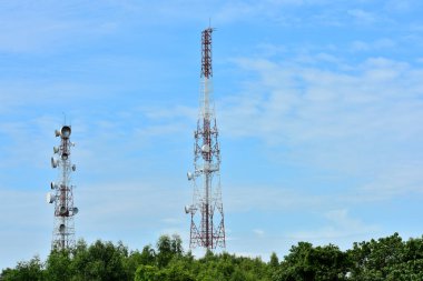 Kablosuz iletişim anteni ile parlak gökyüzü. Telekomünikasyon kule mavi gökyüzü ile antenler ile.