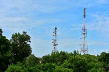Kablosuz iletişim anteni ile parlak gökyüzü. Telekomünikasyon kule mavi gökyüzü ile antenler ile.