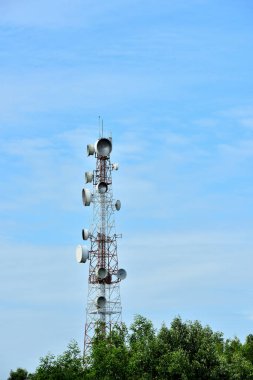 Kablosuz iletişim anteni ile parlak gökyüzü. Telekomünikasyon kule mavi gökyüzü ile antenler ile.