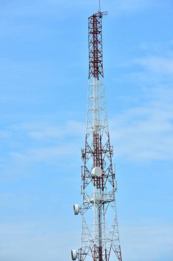 Kablosuz iletişim anteni ile parlak gökyüzü. Telekomünikasyon kule mavi gökyüzü ile antenler ile.