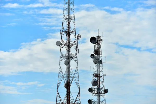 Antena Comunicação Sem Fio Com Céu Brilhante Torre Telecomunicações Com — Fotografia de Stock